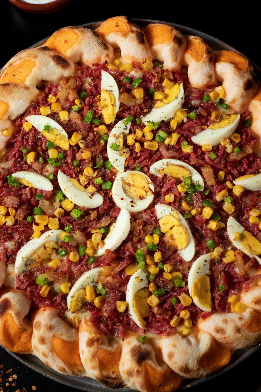 Pizza saindo do forno a lenha