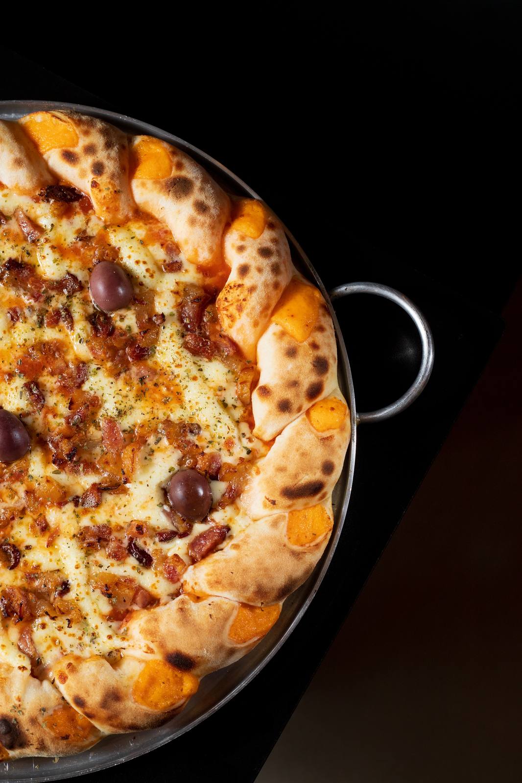 Mesa posta com pizzas Mangaba